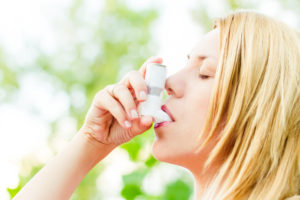 woman wondering the benefits of nitric oxide monitoring for asthma